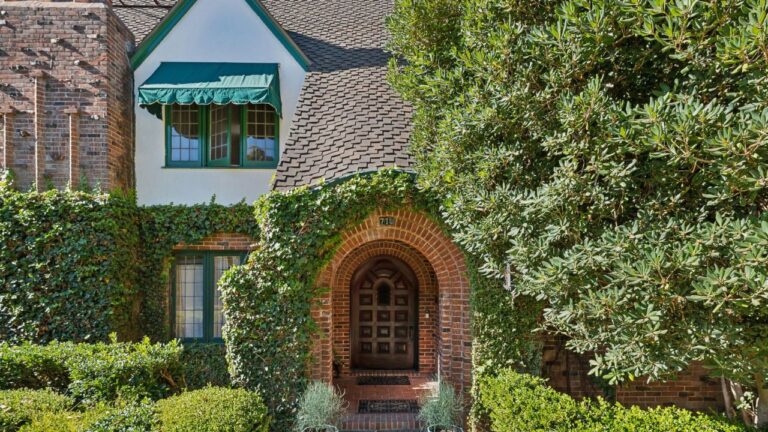 In 1941 Gloria Vanderbilt leased this home in Beverly Hills. Image The Siegel Family