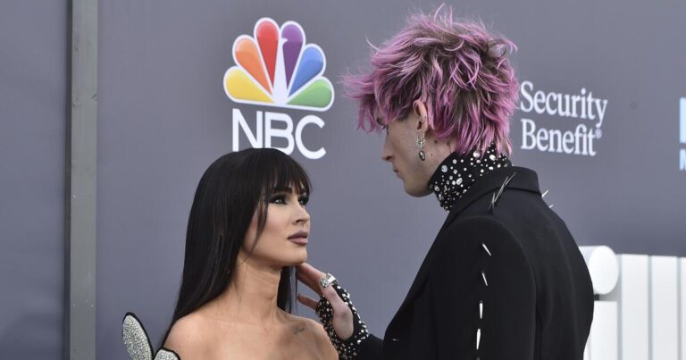 1743137928 urlhttps3A2F2Fcalifornia times brightspot.s3.amazonaws.com2Fbb2Fd72F9585316b43e39a24ed29aeffc0692F2022 billboard music awards arrivals 94132