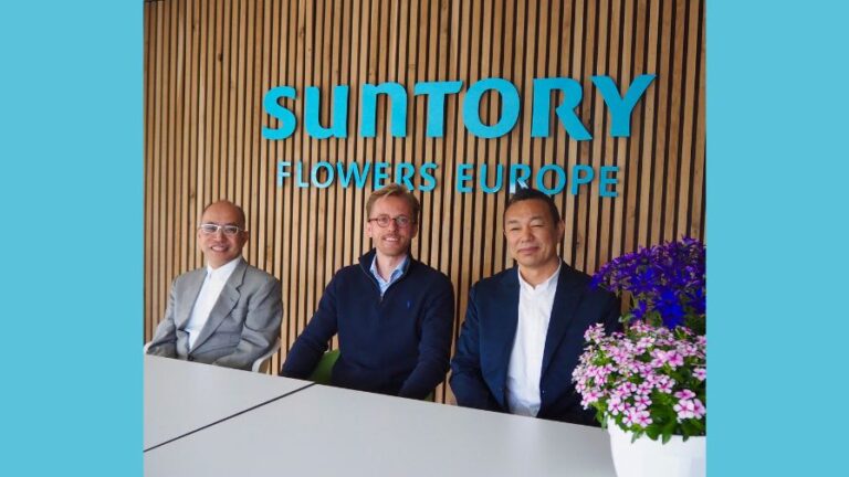 Yasunori Yomo Ties Klapwijk Muneori Inagaki in Suntory Flowers Europe Headquarters in Leimuiderbrug