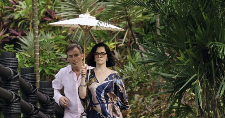 urlhttps3A2F2Fcalifornia times brightspot.s3.amazonaws.com2F0e2F662Fb5648ba941b787a1b9997ab2595e2Fjason isaacs parker posey