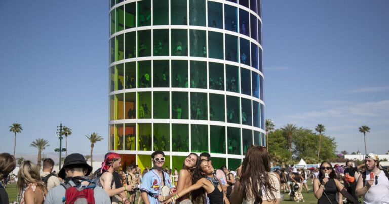 urlhttps3A2F2Fcalifornia times brightspot.s3.amazonaws.com2F9a2Fb32F8ecdaaff4639b0535a33507c4d472F944584 et coachella festival 2022 2 gmf