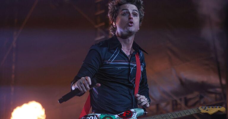 urlhttps3A2F2Fcalifornia times brightspot.s3.amazonaws.com2Fc52F062F39be985b4e96895fc9625686673e2F1475534 la et green day concert mdb 07